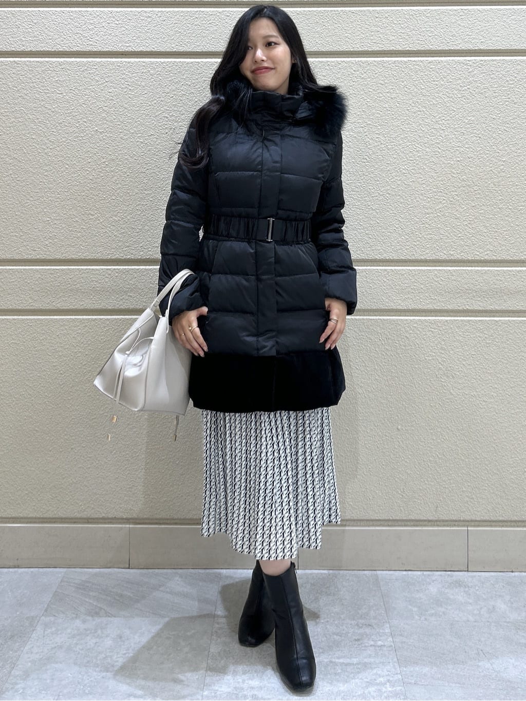 Momokaさんの「COUP DE CHANCE｜【ミディ丈】ベルト付ダウンコート」を使ったコーディネート