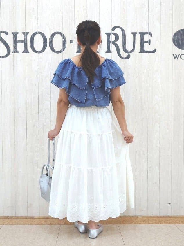 とろろさんの「SHOO･LA･RUE｜【セットアップ可/前後2WAY/オフショル2WAY】着こなしを楽しめる デニムフリルブラウス」を使ったコーディネート