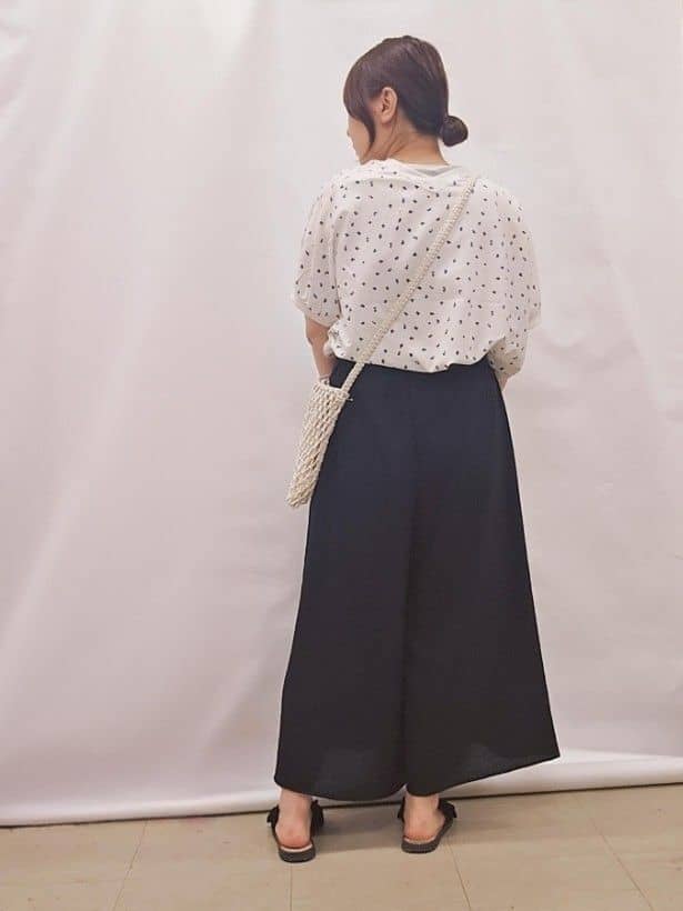 かなさんの「SHOO･LA･RUE｜【S-LL/ひんやり】さらっとタッチできれい見え ピンタックスカーチョ」を使ったコーディネート