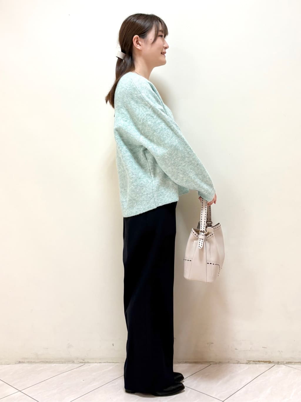 mikiさんの「Reflect｜【選べる5色／ゆったりシルエット】Vネックスパンコールニット」を使ったコーディネート