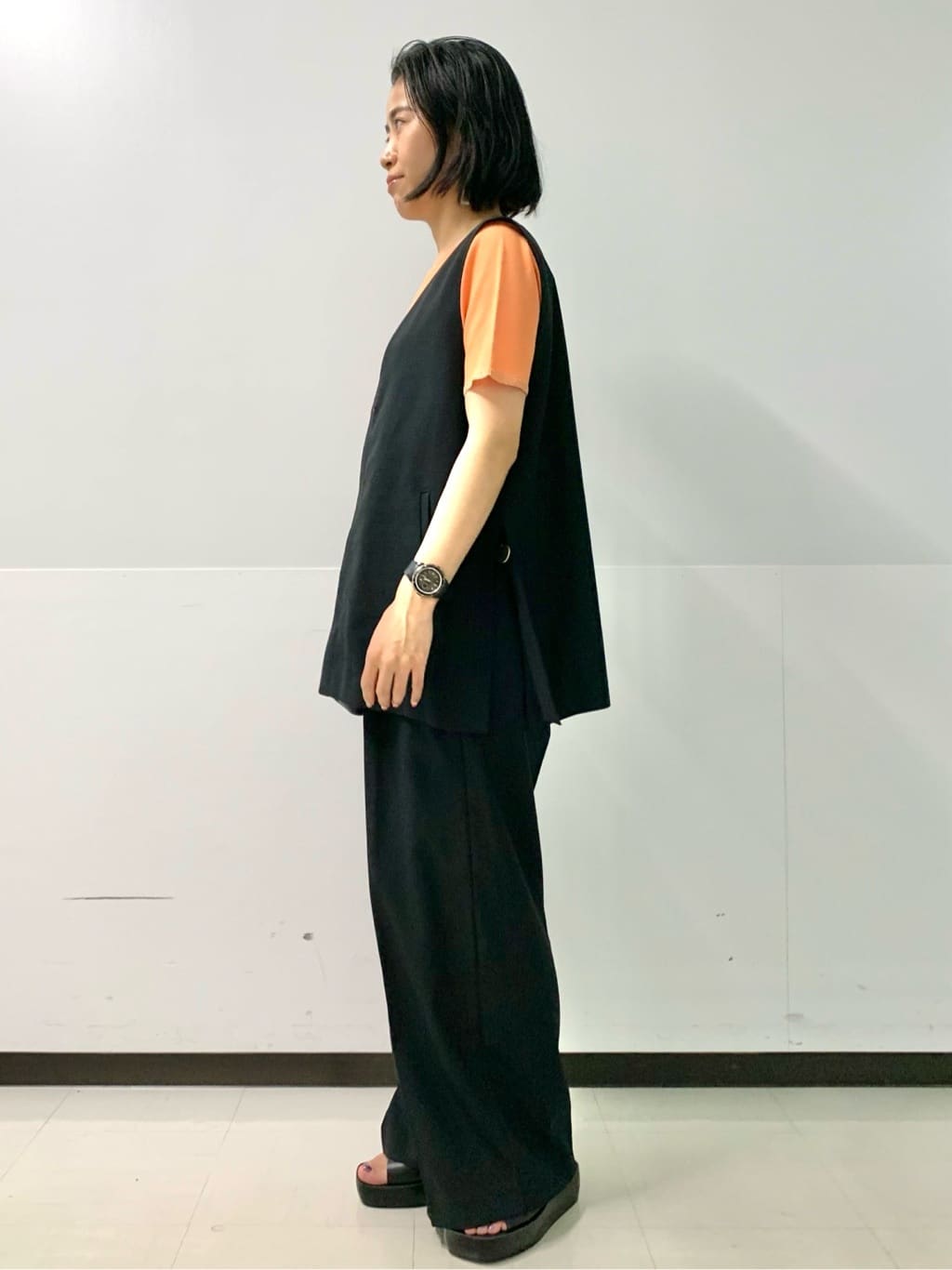 づっきーさんの「OPAQUE.CLIP｜◆ストレッチVネックジレ／セットアップ対応【UV／接触冷感／洗濯機洗い可／抗ピル】」を使ったコーディネート