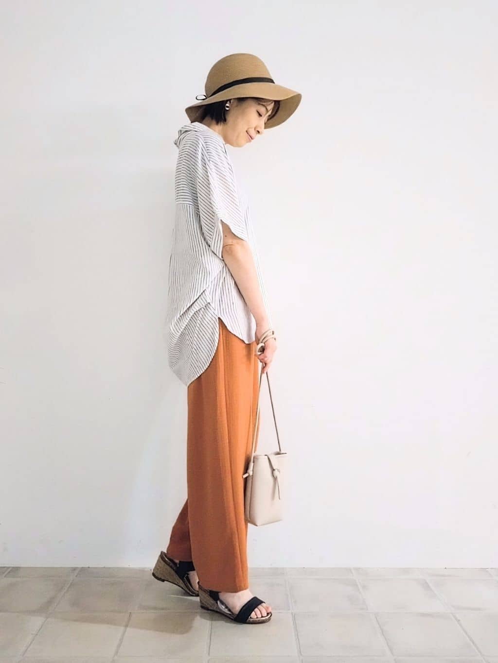 miomioさんの「SHOO･LA･RUE｜【S-LL/UV/接触冷感/抗菌防臭】体型を自然にカバー フレンチリネンブレンド襟付ドルマンシャツ」を使ったコーディネート