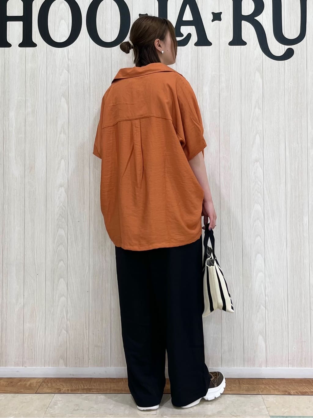 shiiさんの「SHOO･LA･RUE｜【洗える/S-LL/5分袖】1枚でも羽織としても。さらさらドレープシャツ」を使ったコーディネート