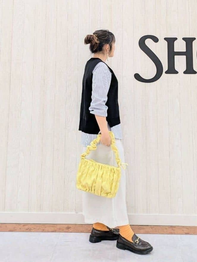 さくみぃさんの「SHOO･LA･RUE｜◆【S-LL/2点セット】着回し自在 ニットベスト＋フレアブラウス」を使ったコーディネート