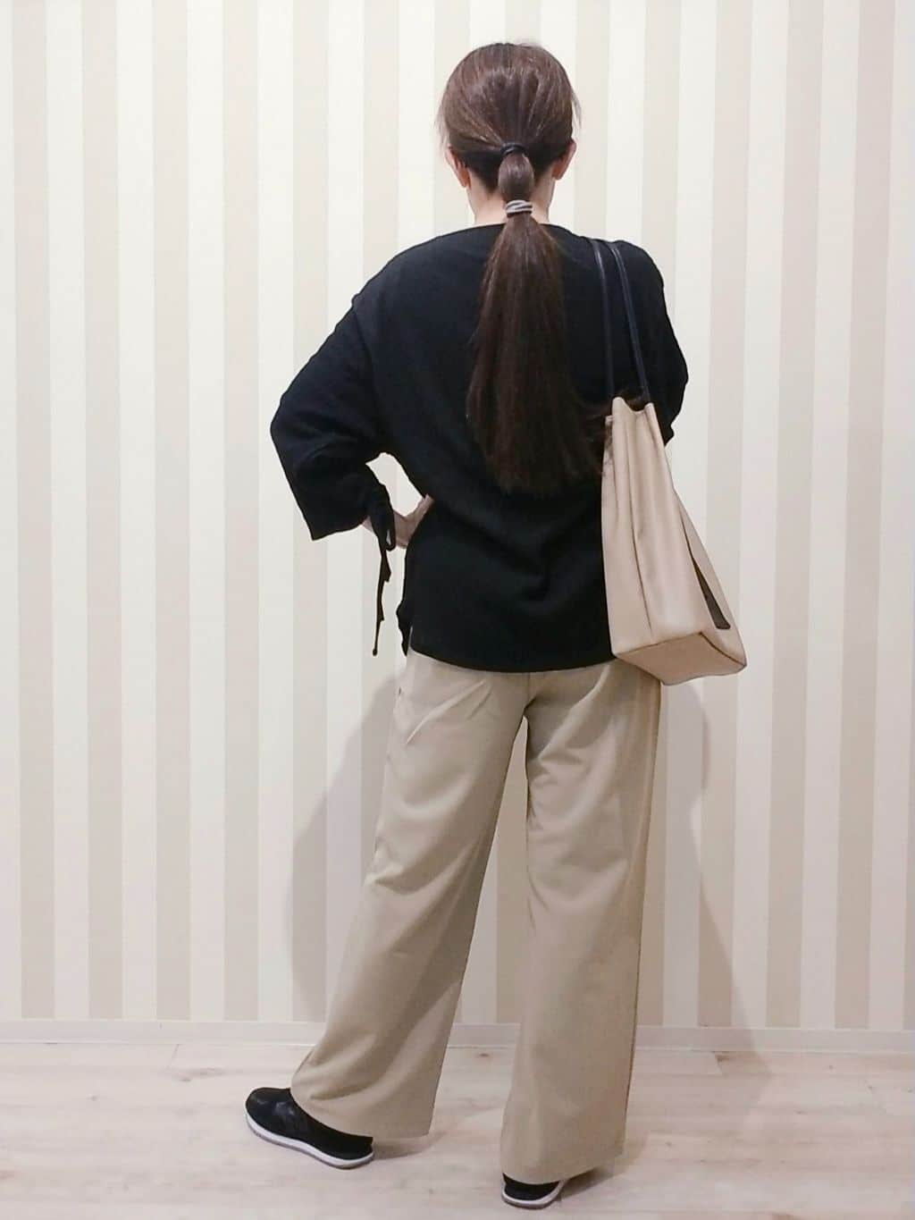 nonaさんの「SHOO･LA･RUE｜◆【洗える/S-LL】お袖シャーリングトップス」を使ったコーディネート