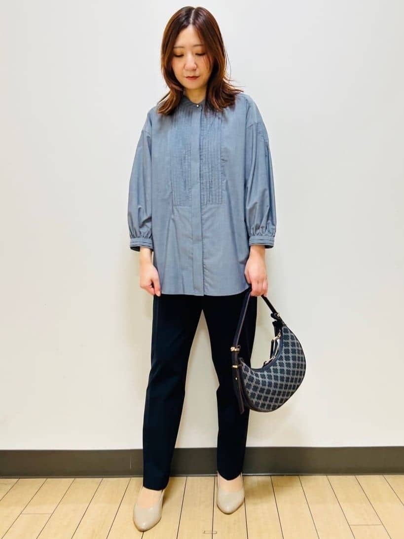 miiiさんの「Reflect｜【程よいゆとり感／体型カバー】ピンタックデザインシャンブレーブラウス」を使ったコーディネート