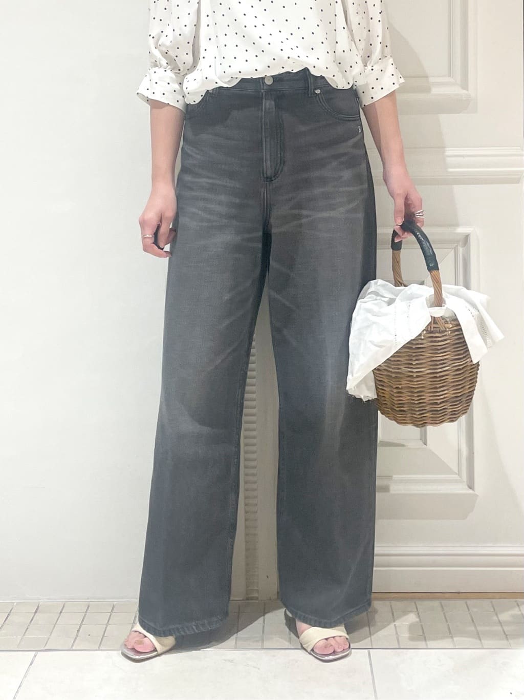 makiさんの「DRESSTERIOR｜ヴィンテージ加工ワイドデニムパンツ」を使ったコーディネート