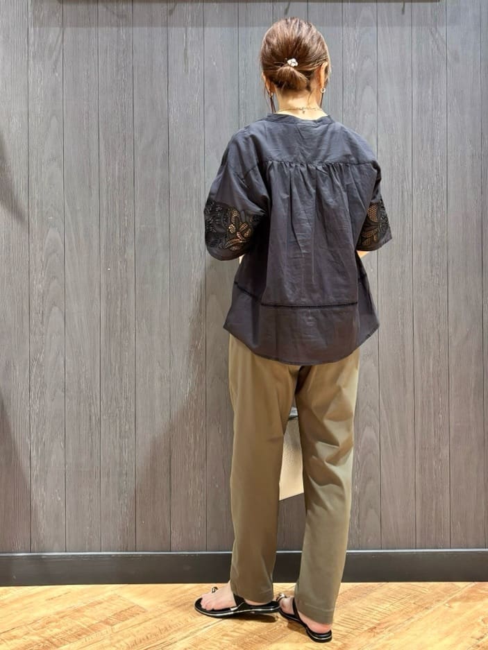 meiさんの「SHOO･LA･RUE｜【S-LL/6分袖】レースデザインで華やか見え お袖刺繍ブラウス」を使ったコーディネート