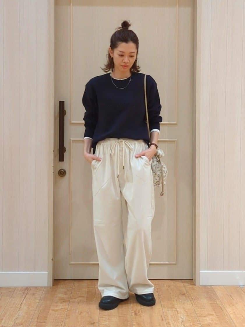 massuさんの「SHOO･LA･RUE｜【洗濯機可/ちくちくしにくい】大人のための スウェットライク刺繍ロゴニット」を使ったコーディネート
