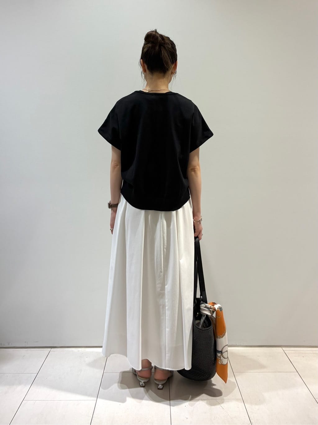 KAOさんの「INDIVI｜【60cm四方】スクエアスカーフ」を使ったコーディネート