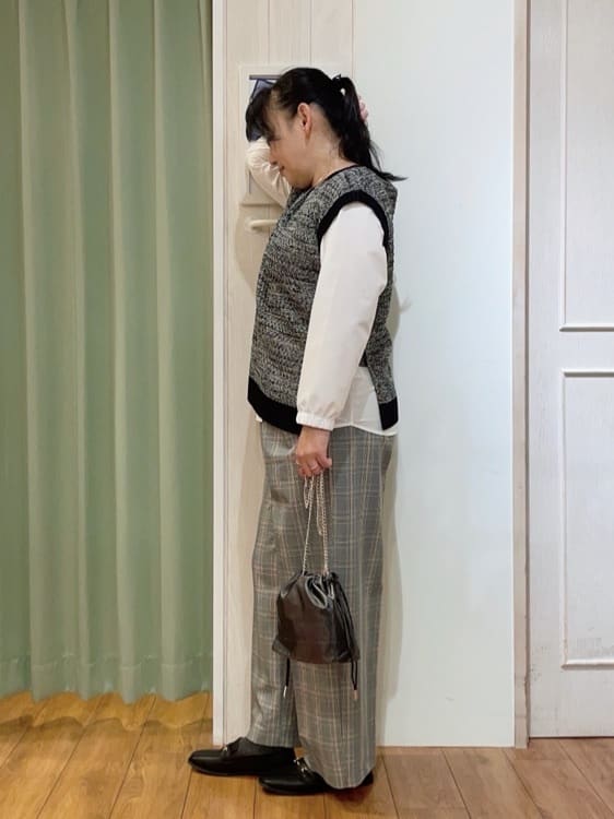 ke-yさんの「SHOO･LA･RUE｜【2点セット/S-LL】着回しいろいろ 編み柄ベスト&times;ブラウス」を使ったコーディネート
