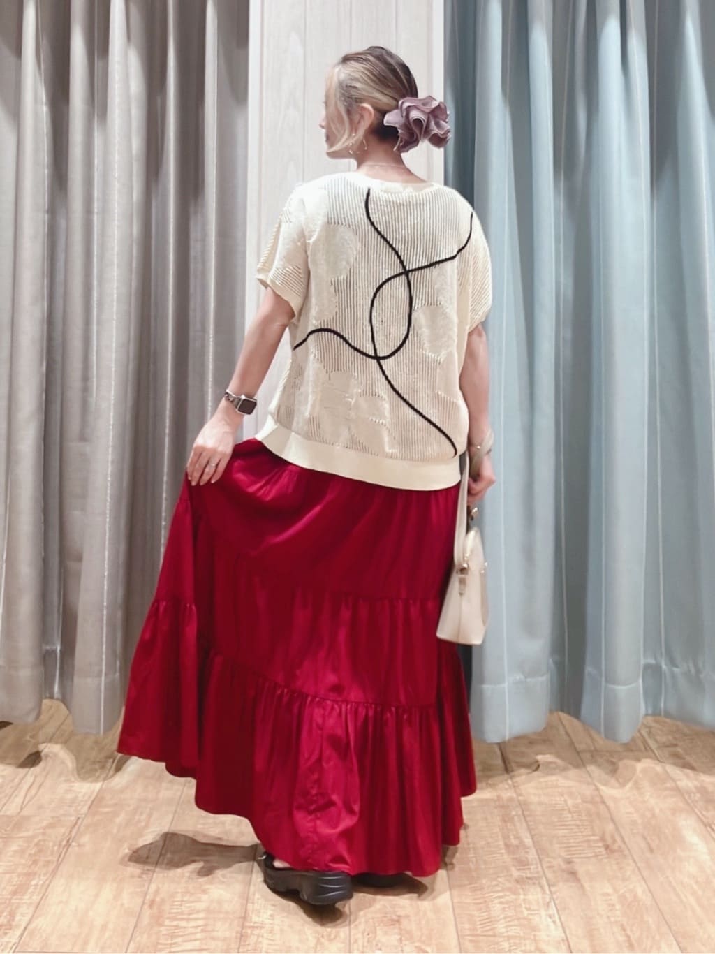 aaamiさんの「SHOO･LA･RUE｜【洗える/S-LL】微光沢で華やかなティアードスカート」を使ったコーディネート