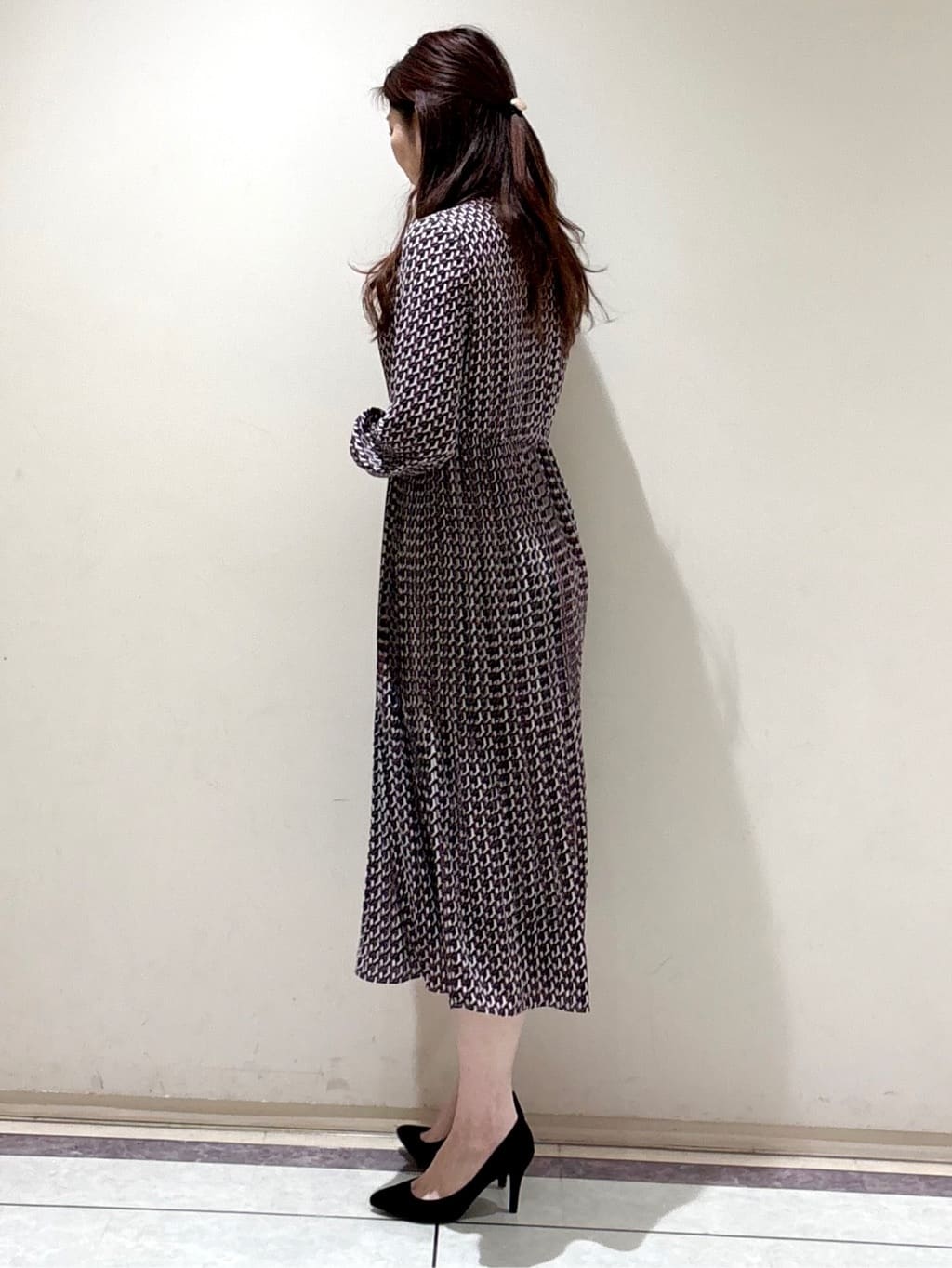 sakiさんの「COUP DE CHANCE｜◆【リボン取り外し可】幾何柄プリーツワンピース」を使ったコーディネート