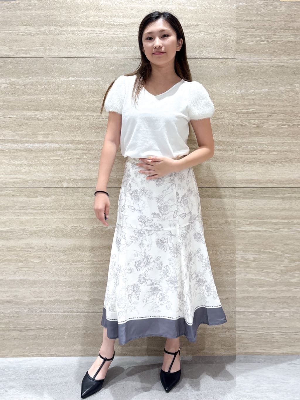 ふうかさんの「index｜《6色展開》フェザーパフスリーブVネックニット【洗濯機洗い可】」を使ったコーディネート