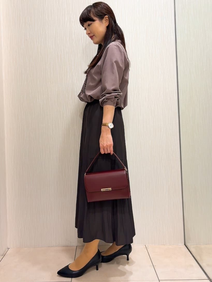 SAHOさんの「UNTITLED｜【1枚で着映え/オンオフ着回し】フリルサテンブラウス」を使ったコーディネート