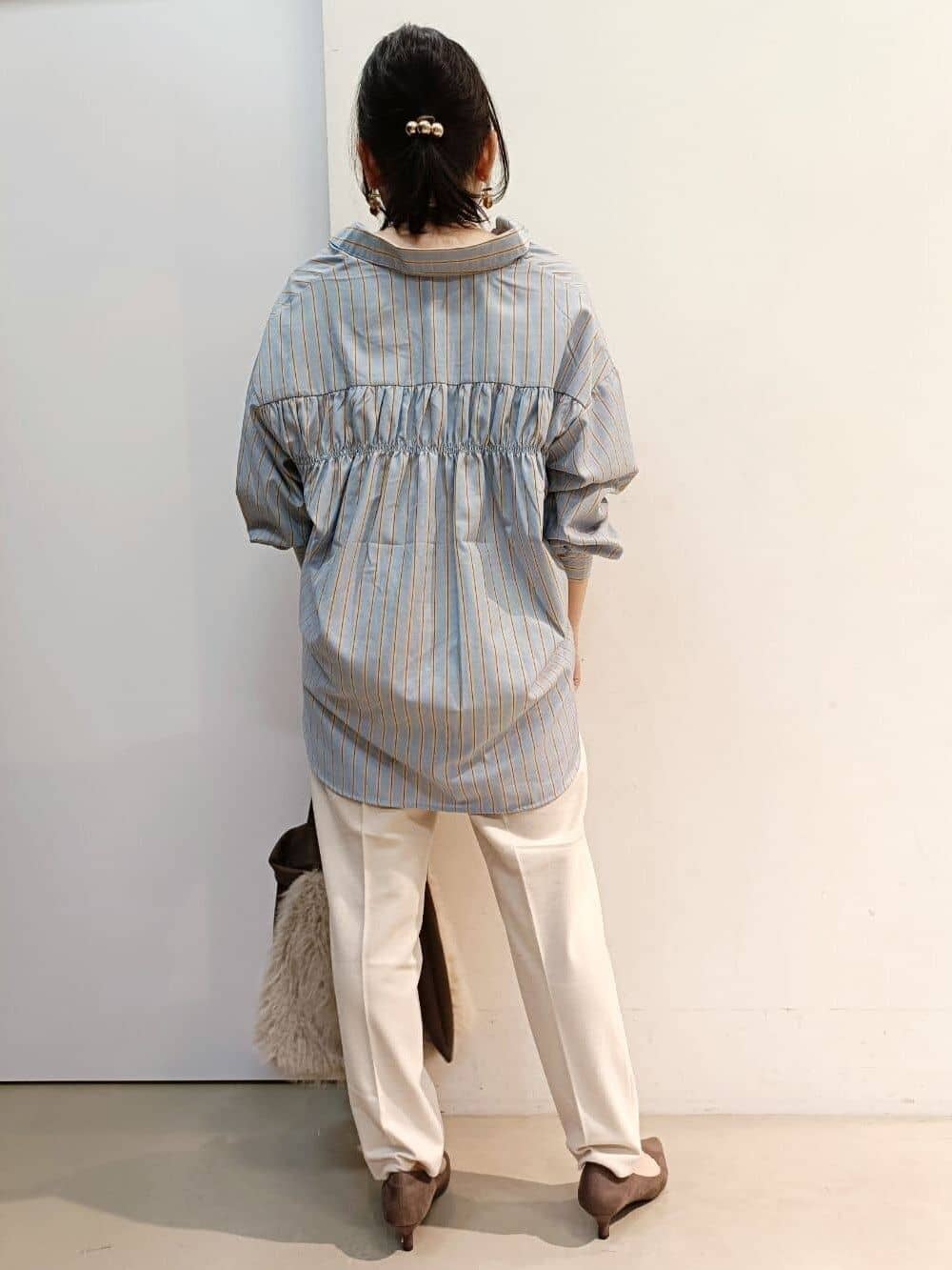 あんさんの「THE SHOP TK｜【後ろ姿もサマになる】ストライプ バックシャーリングシャツ/体型カバー/洗える」を使ったコーディネート