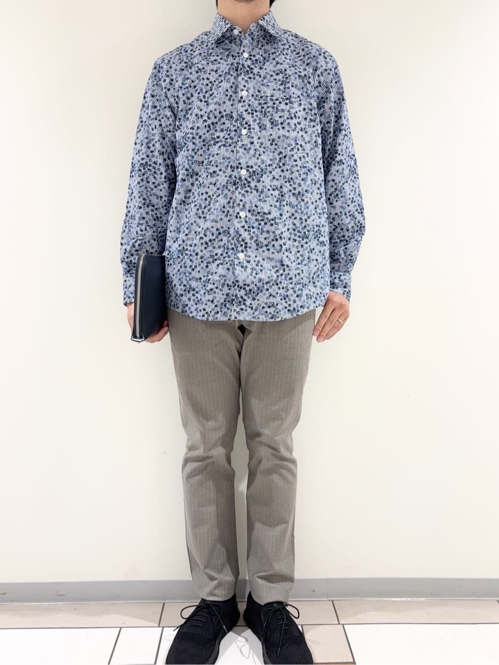 及川さんの「TAKEO KIKUCHI｜ストライプ小花 長袖シャツ」を使ったコーディネート