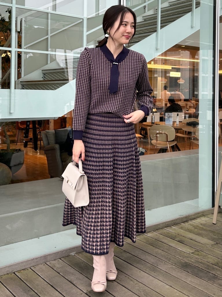 shinoさんの「Couture brooch｜【クラシカル・大人上品】千鳥ジャカードニットプリーツスカート」を使ったコーディネート