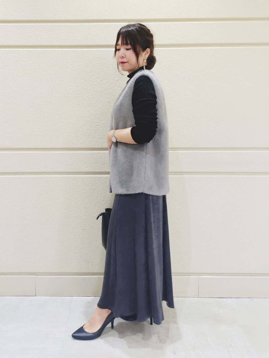 TOMOMIさんの「INDIVI｜【UVケア／セットアップ可能】スエード調サテンスカート」を使ったコーディネート