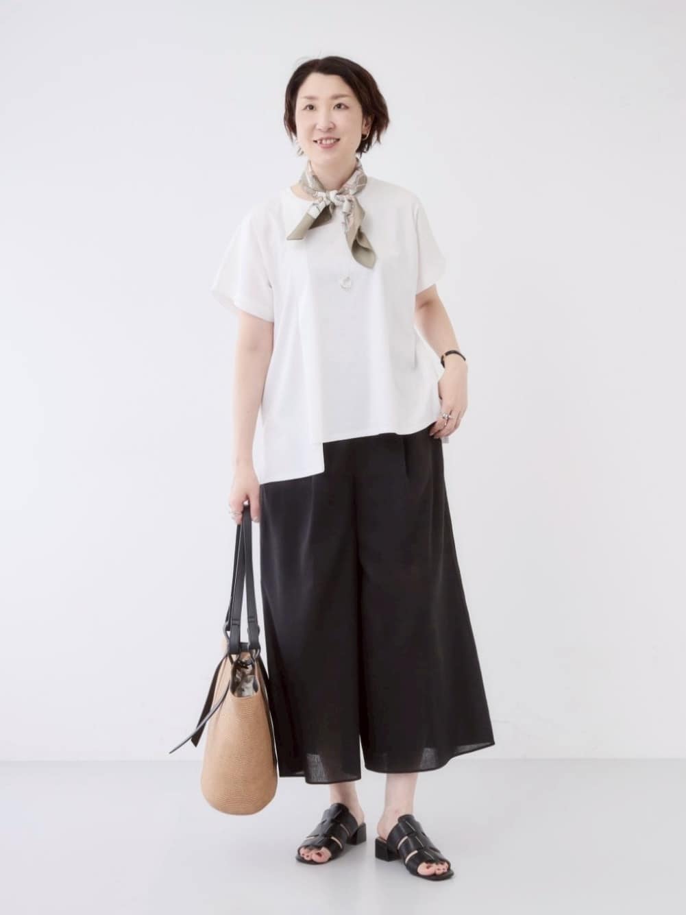 yuriさんの「INDIVI｜【洗える／汗ジミ防止】バイカラー＆アシメヘム Tシャツ」を使ったコーディネート