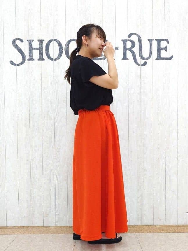 とろろさんの「SHOO･LA･RUE｜【高レビュー/着丈選べる】華やかさをプラスする アソートロングスカート」を使ったコーディネート
