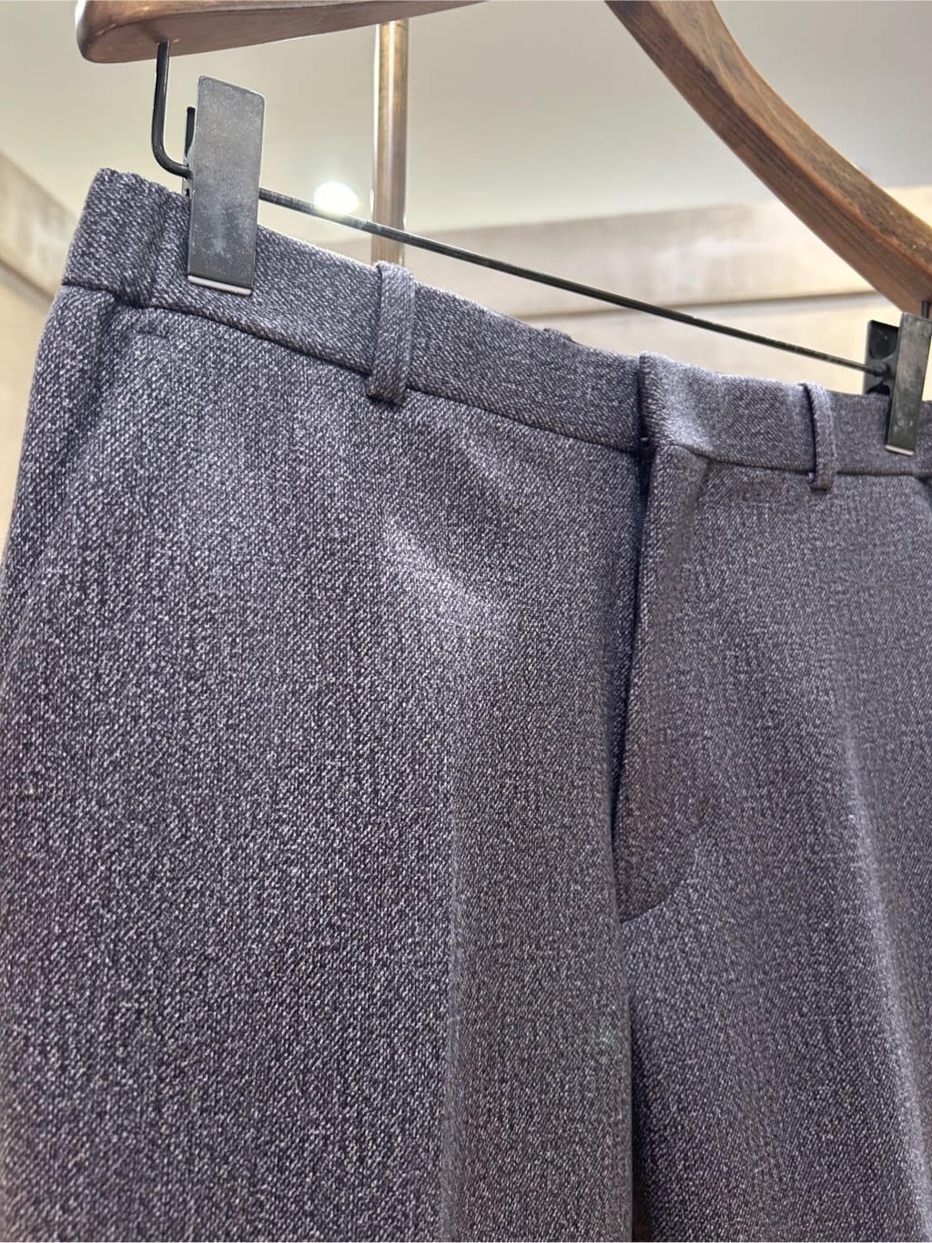 コウノ モトヤさんの「TAKEO KIKUCHI｜【DOWN FABRIC】ダウンファブリック ドレスパンツ / セットアップ対応」を使ったコーディネート