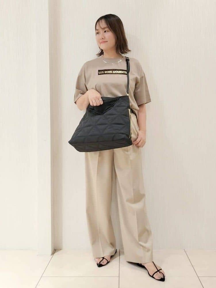 naokoさんの「UNTITLED｜【コットン100/ゆったり/ショート丈/洗える】ベロアロゴTシャツ」を使ったコーディネート