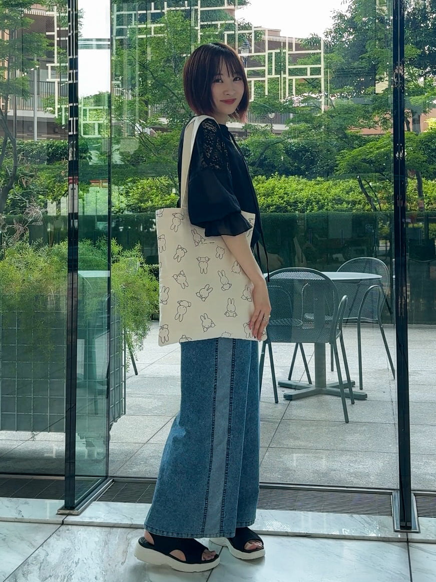 𝐜𝐡𝐢𝐤𝐚さんの「SHOO･LA･RUE｜【S-LL】サイドラインがアクセント イージーデニムパンツ」を使ったコーディネート