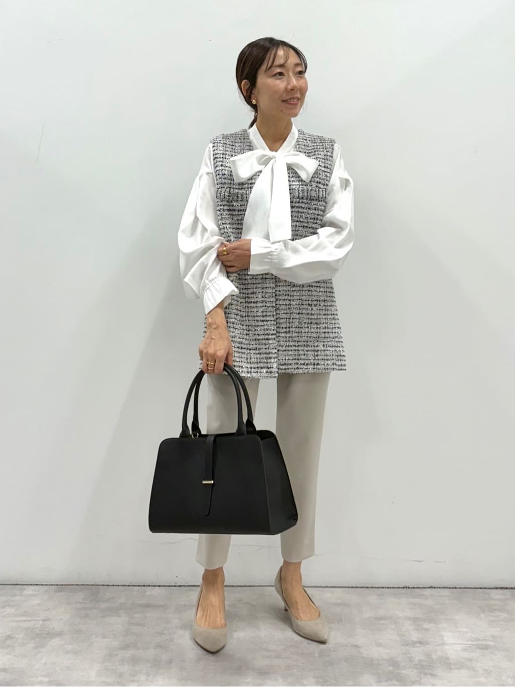YUさんの「INDIVI｜◆【2点セット／UVケア】ツイードジレ＆ボウタイブラウス カセット服」を使ったコーディネート