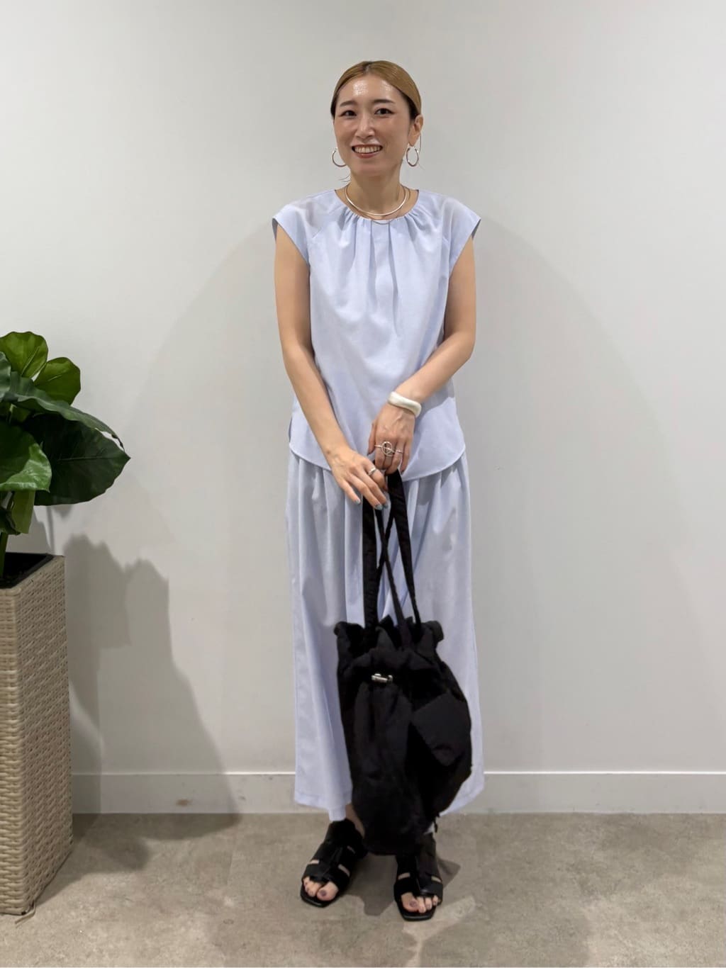 kotakiさんの「INDIVI｜【クールエアー素材／UVケア／セットアップ可能】エアリーフレアパンツ」を使ったコーディネート