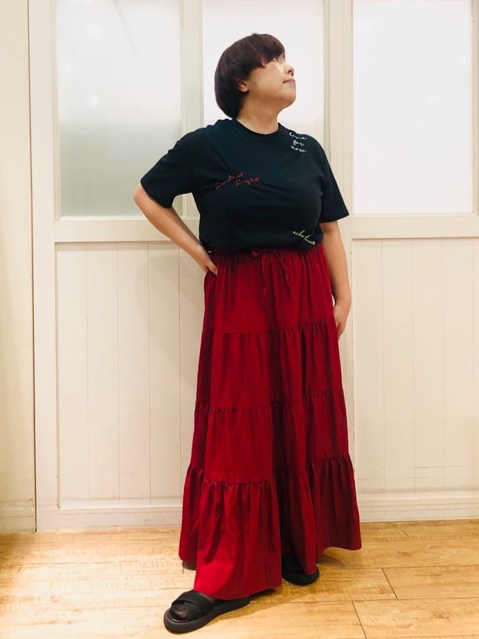 YYYさんの「SHOO･LA･RUE｜【ひんやり】大人のカジュアルスタイルに レタリング刺繍Tシャツ」を使ったコーディネート