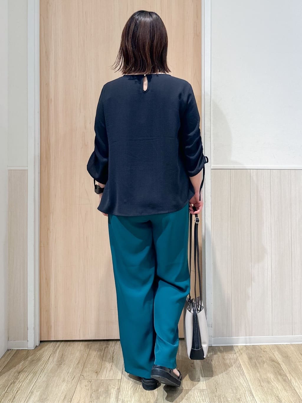 mimoさんの「SHOO･LA･RUE｜◆【洗える/ひんやり/UV/SS-3L】さらさらぷるんワイドパンツ」を使ったコーディネート