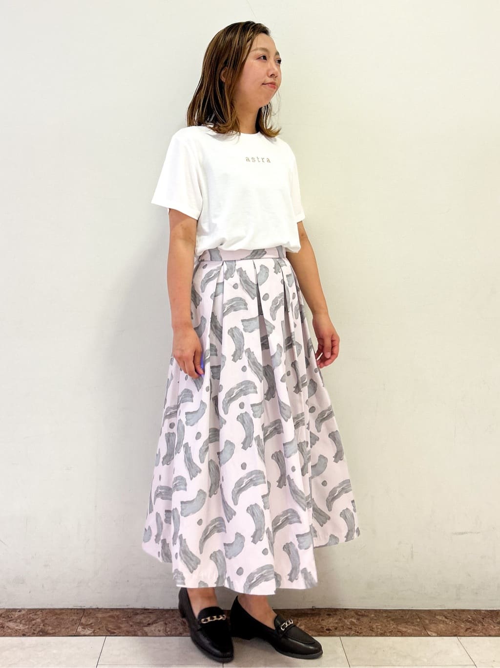 madokaさんの「OPAQUE.CLIP｜メタリック刺繍ロゴTシャツ【接触冷感／洗濯機洗い可】」を使ったコーディネート