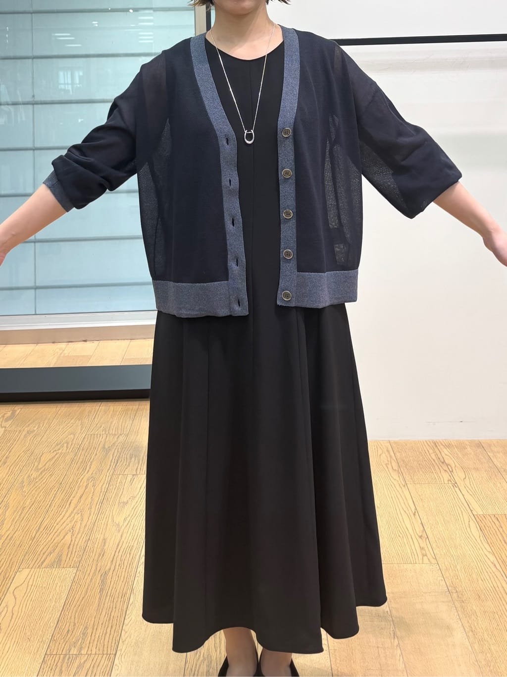 asamiさんの「INDIVI｜【程よいシアー素材/洗える】バイカラーラメカーディガン」を使ったコーディネート
