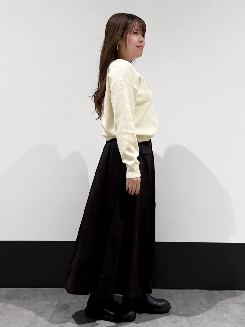 macchaさんの「THE SHOP TK｜【すっきりシルエットが叶う】大人のためのVネックニット/毛玉になりにくい/静電気防止/洗濯機OK」を使ったコーディネート