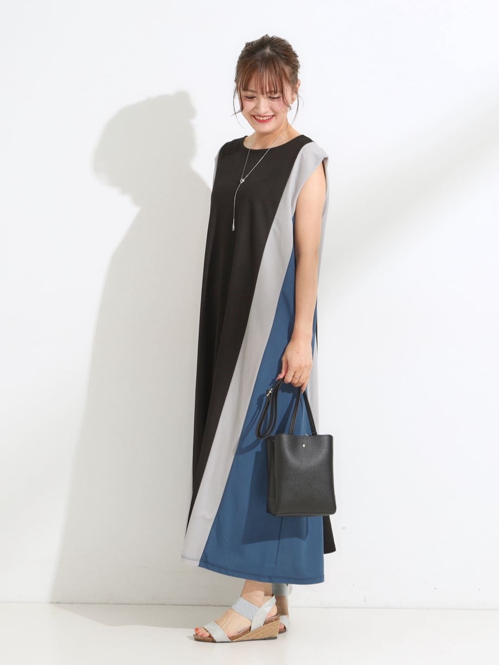 ゆゆさんの「SHOO･LA･RUE｜【S-LL/ひんやり】全身すっきり見えが楽に叶う サイド切替 バイカラーAラインワンピース」を使ったコーディネート