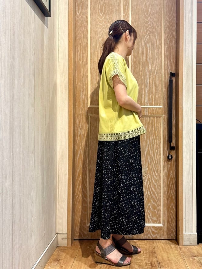 KAORIさんの「SHOO･LA･RUE｜【S-LL/裏地ひんやり】スカート見えで上品に マットサテンスカーチョ」を使ったコーディネート