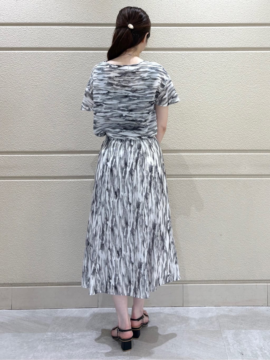 sakiさんの「COUP DE CHANCE｜【手洗い可／日本製】プリント柄ブラウス」を使ったコーディネート