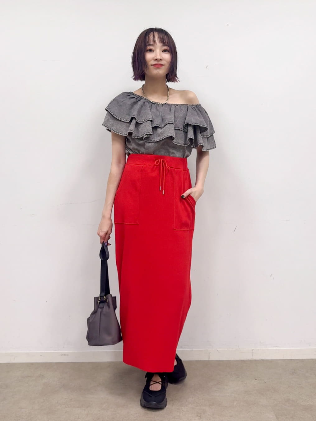 𝐜𝐡𝐢𝐤𝐚さんの「SHOO･LA･RUE｜【セットアップ可/前後2WAY/オフショル2WAY】着こなしを楽しめる デニムフリルブラウス」を使ったコーディネート