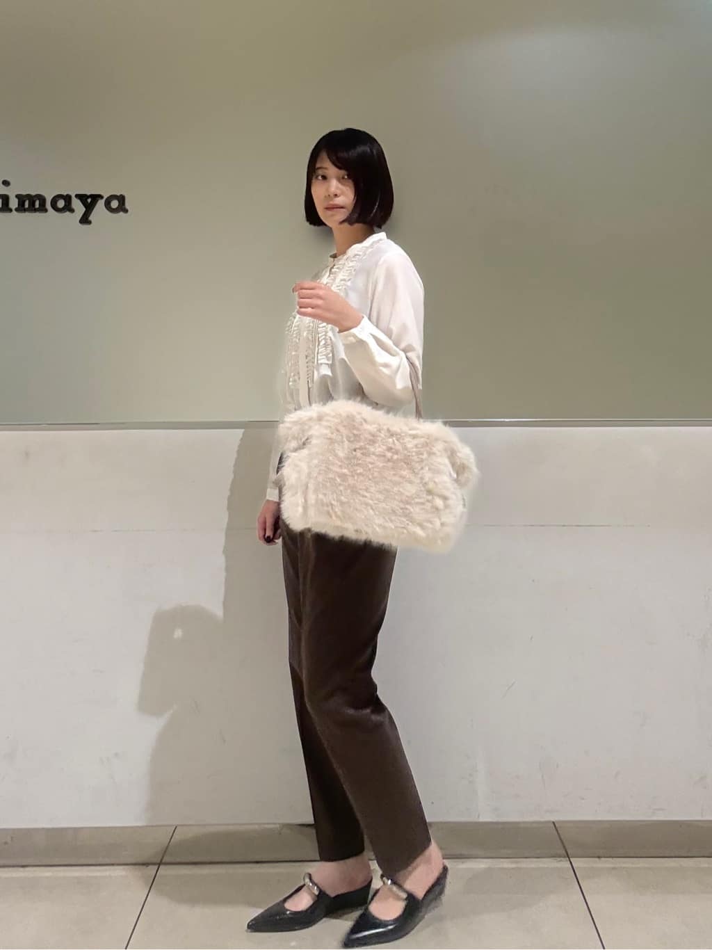 Itoさんの「UNTITLED｜【1枚で着映え/オンオフ着回し】フリルサテンブラウス」を使ったコーディネート