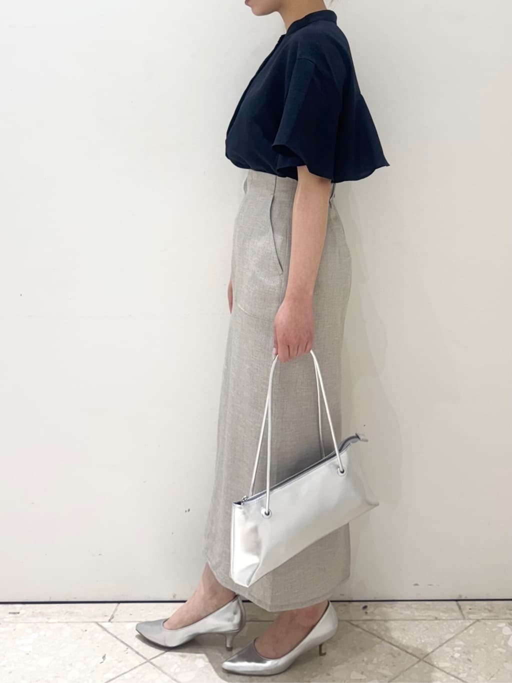 Minaさんの「OPAQUE.CLIP｜バックフリルバンドカラーブラウス【洗濯機洗い可／吸水速乾／接触冷感】」を使ったコーディネート