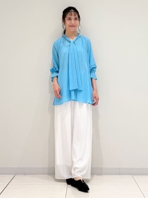 kayoさんの「INDIVI｜【洗える／シャーリング素材】ボリューム袖エアリーブラウス」を使ったコーディネート