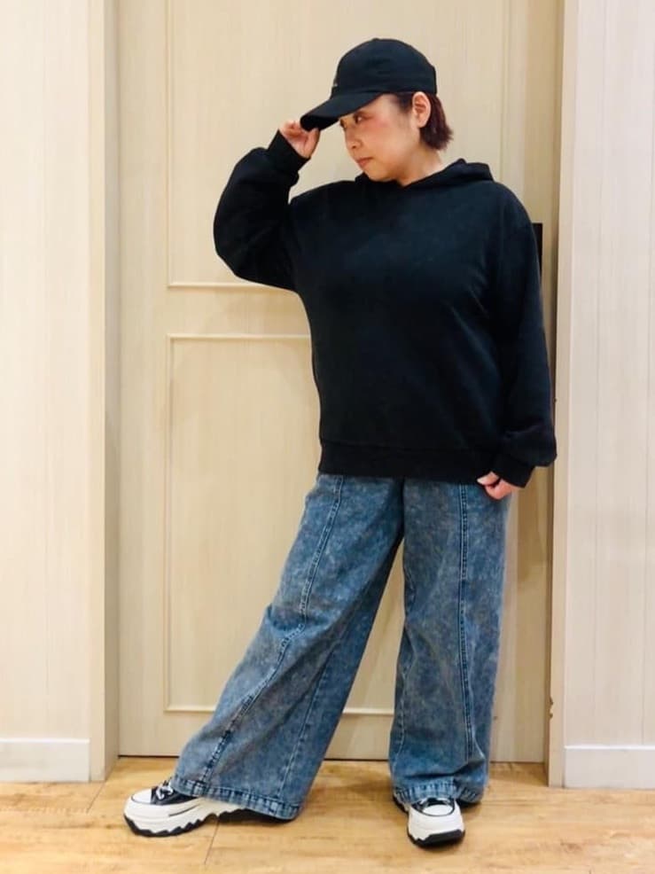 YYYさんの「SHOO･LA･RUE｜【洗濯機可】ポケット付きが嬉しい ケミカル加工フーディ―」を使ったコーディネート