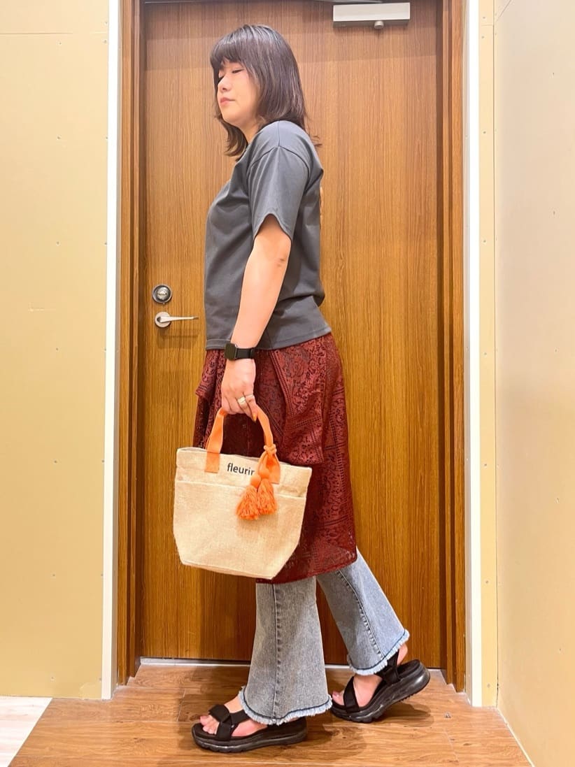TUMU-TUMUさんの「SHOO･LA･RUE｜大人レトロスタイルに レースポンチョシャツ」を使ったコーディネート