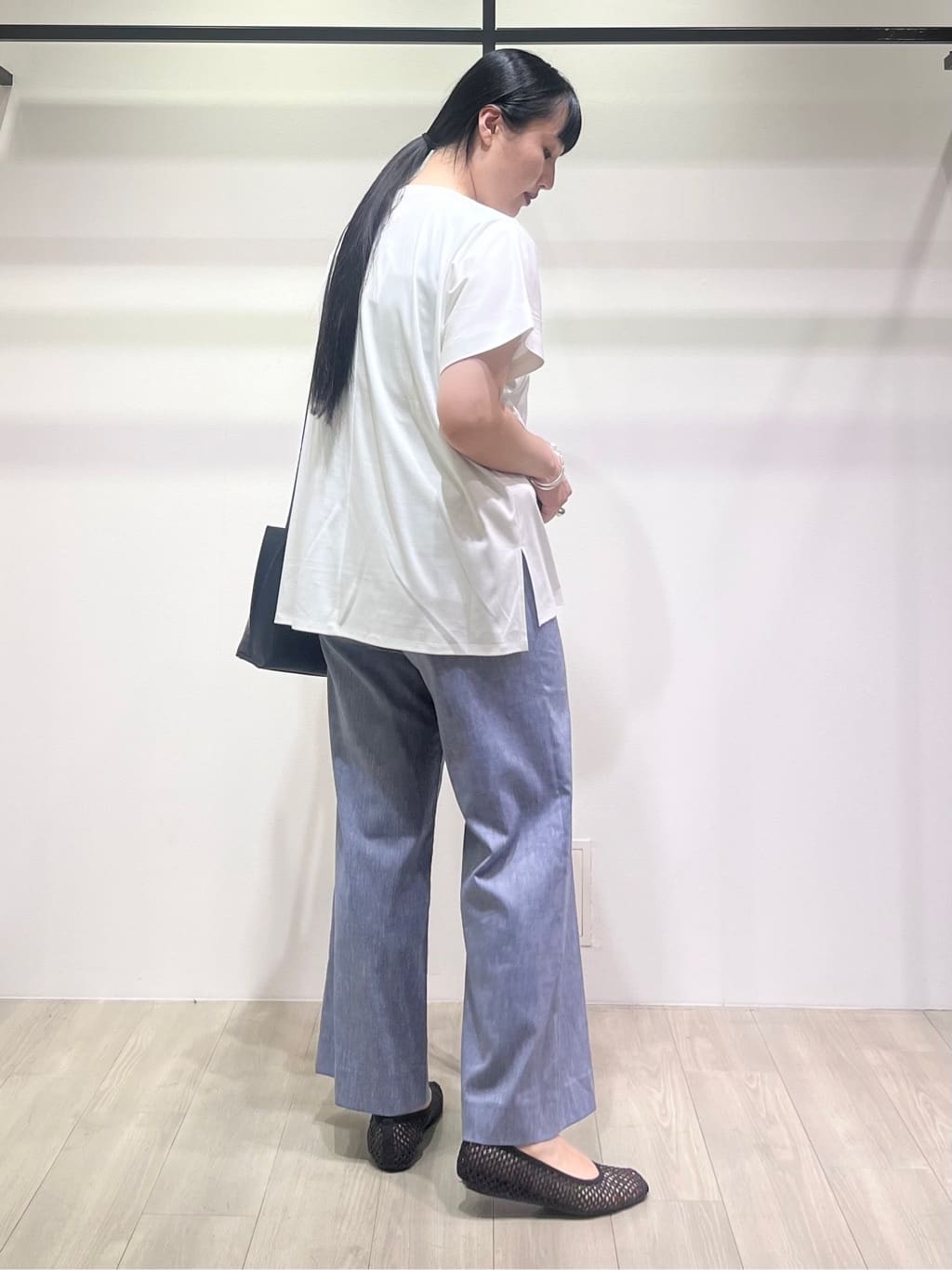 hasuさんの「INDIVI｜【洗える／汗ジミ防止】バイカラー＆アシメヘム Tシャツ」を使ったコーディネート