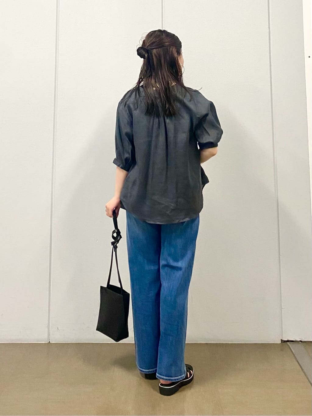 misakiさんの「INDIVI｜【褒められデニム】ワイドストレート デニムパンツ」を使ったコーディネート
