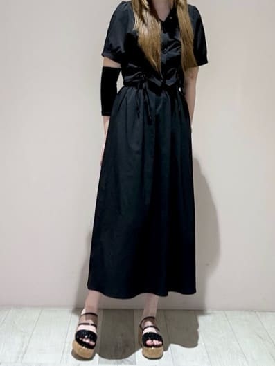 しおりんさんの「ESPERANZA｜グリッター&times;クリアベルト 厚底コルクサンダル」を使ったコーディネート