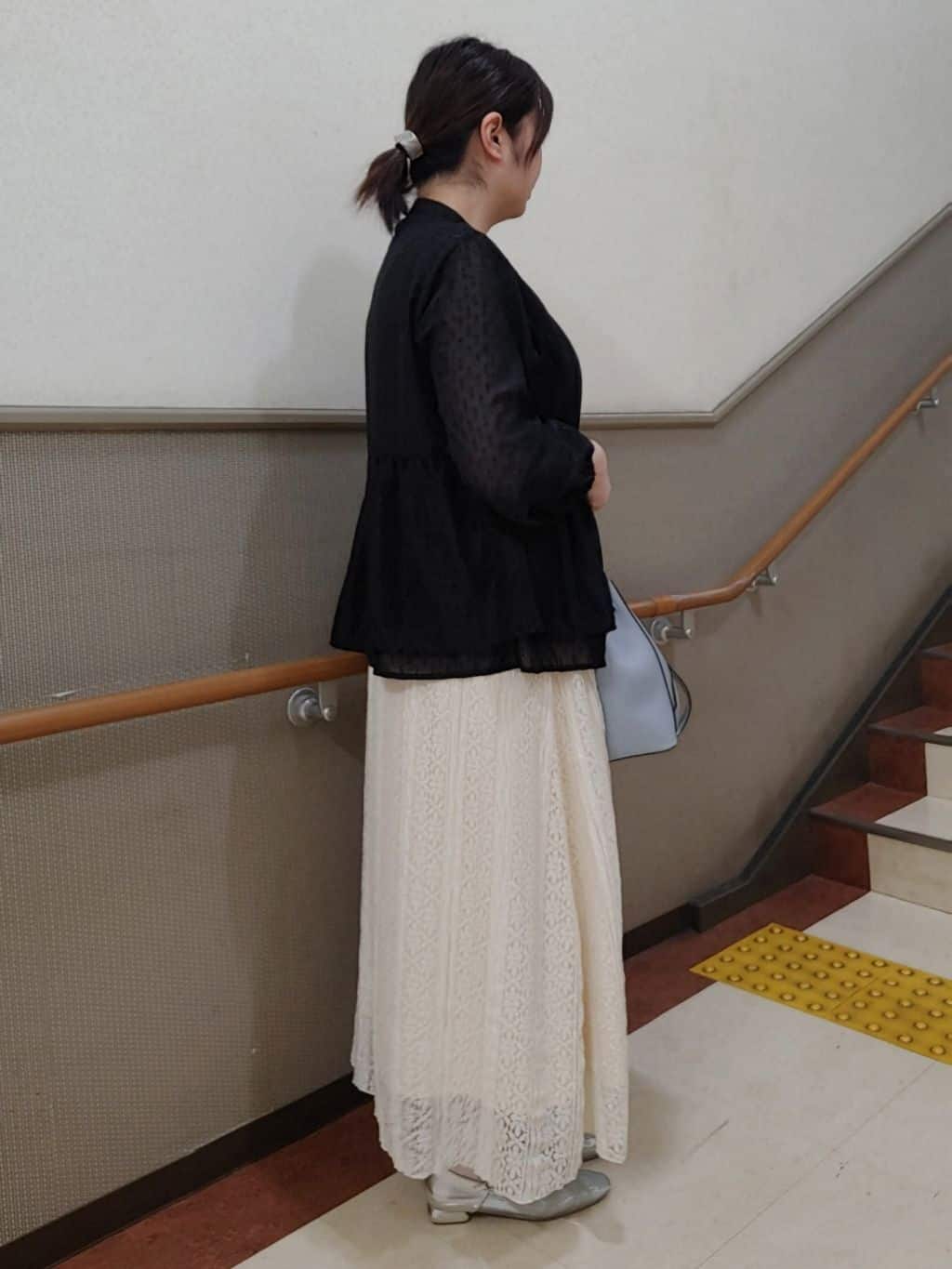rokoさんの「THE SHOP TK｜◆【ONOFF活躍/セレモニー/通勤】カットジャカードペプラムブラウス/洗える」を使ったコーディネート