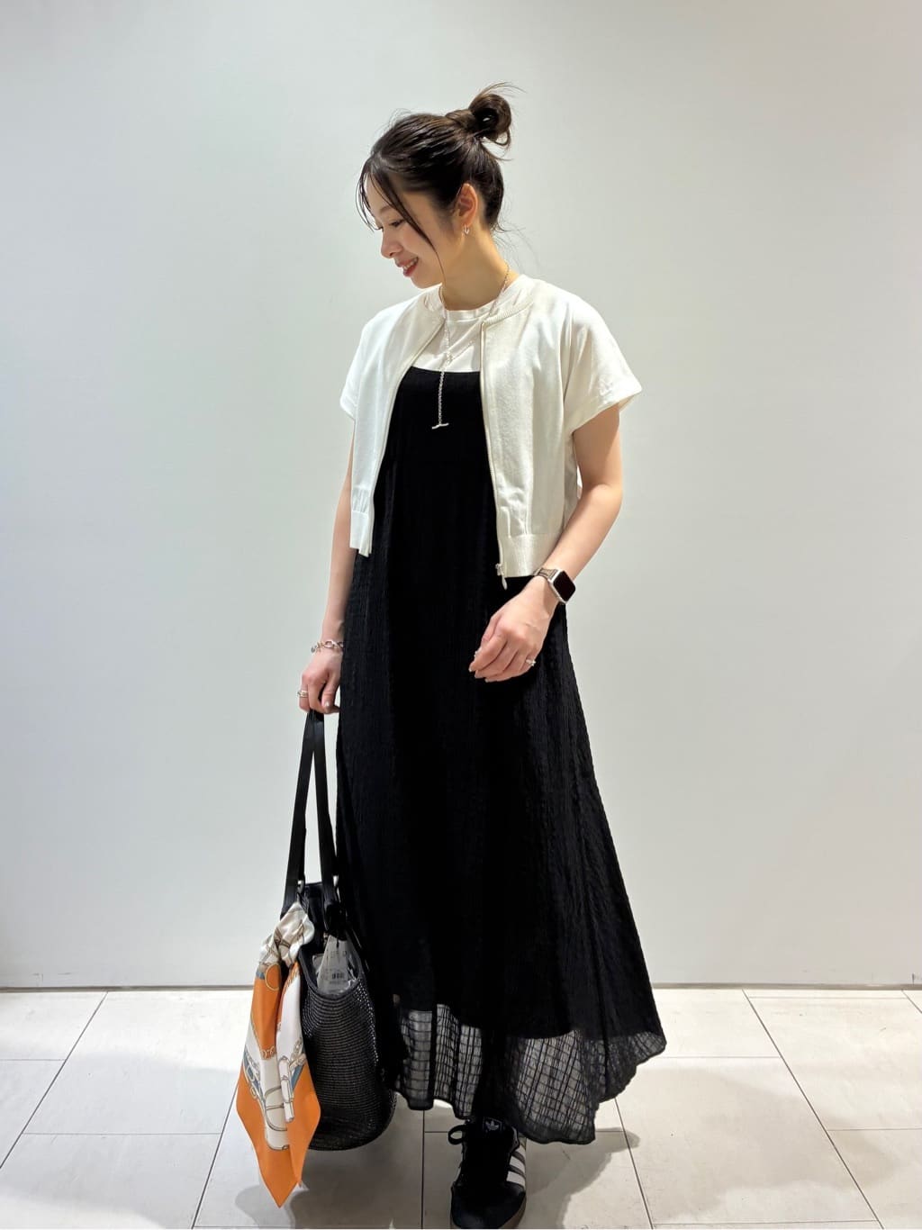 KAOさんの「INDIVI｜【60cm四方】スクエアスカーフ」を使ったコーディネート