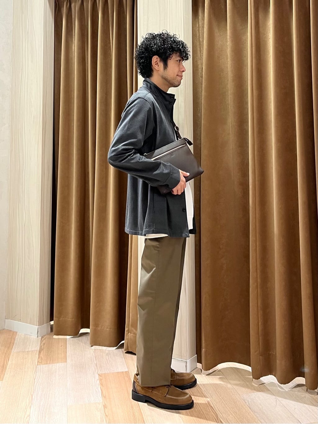 URAさんの「TAKEO KIKUCHI｜【オフィスカジュアル対応】ドレス チノパンツ」を使ったコーディネート